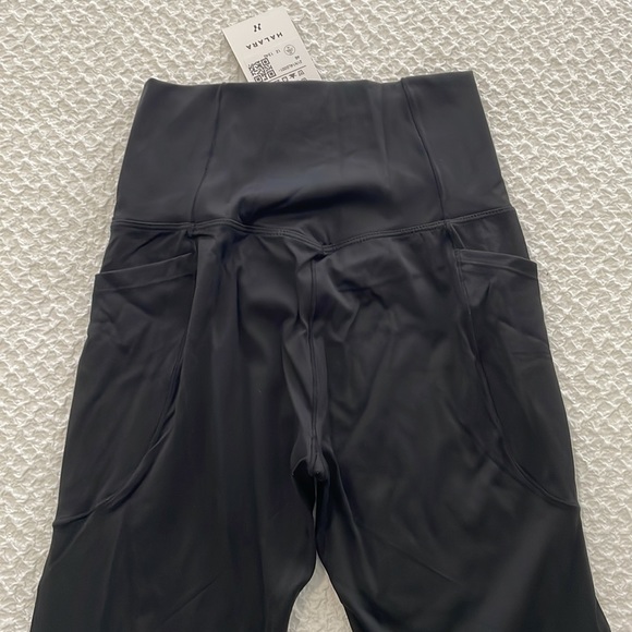 NWT - Halara Leggings with Pockets. XS - Picture 3 of 3